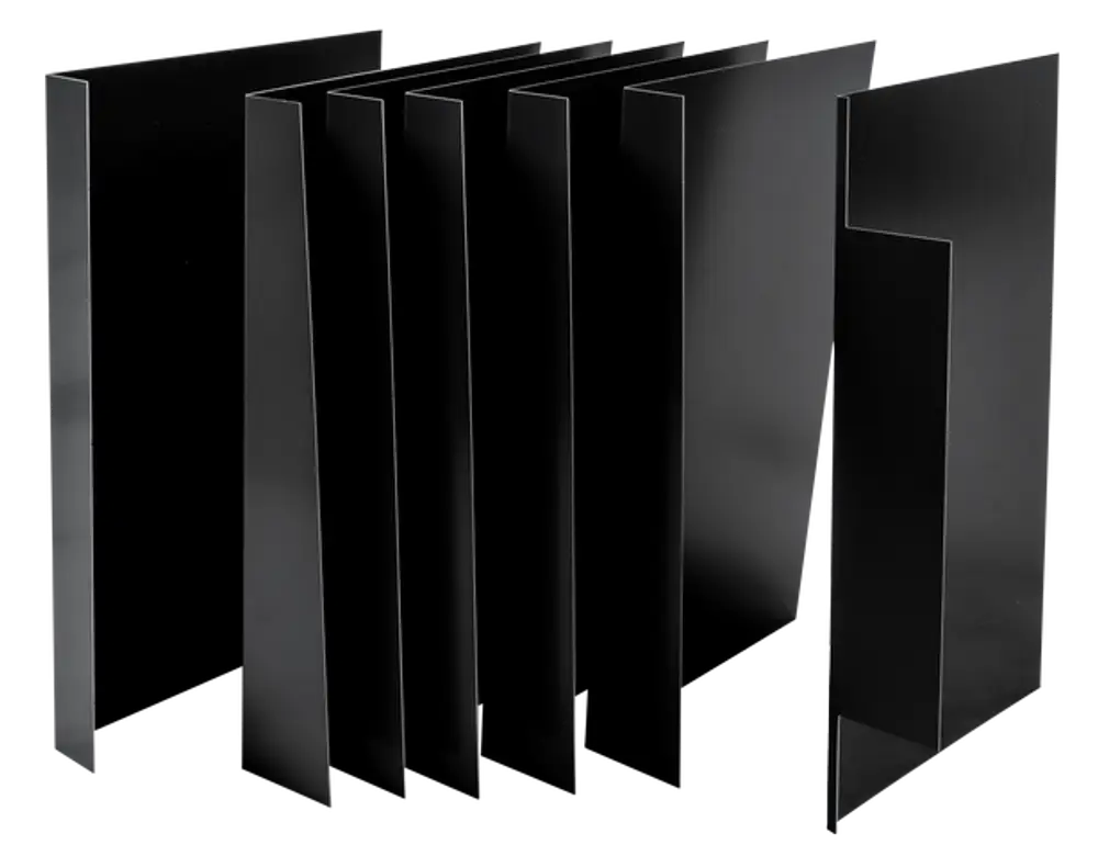 Aluminiumprofile in Schwarz, gestapelt. Die Produkte sind von Wolf und zeigen seitliche Nocken mit unterschiedlichen Längen und Breiten.